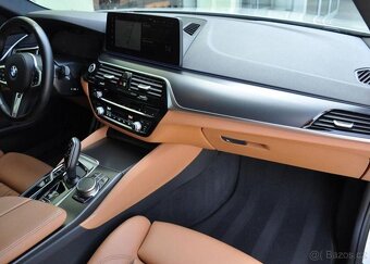 BMW Řada 5 530xD M-SPORT LASER HUD - 12