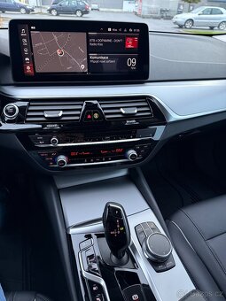 BMW 530e. 215 kW . 140000 km. - 12