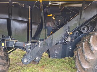 Predám kombajn New Holland CS 660 - 12