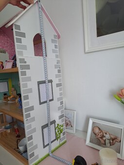 Dřevěný domeček pro panenky + nábytek a figurky - 12