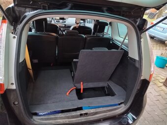 Renault Grand Scénic 1.9 TDCI 96 KW - 12