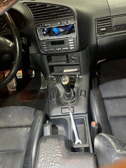 Interér BMW E36 sedan - 12