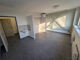 Pronájem skladového prostoru 600 m² - 12