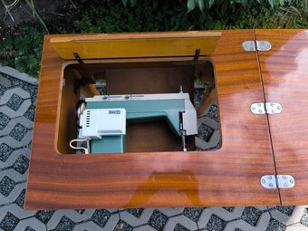 Elektrický šicí stroj Lucznik 415 TUR 2 se stolkem - 12