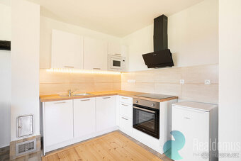 Prodej komerční, dům 2 apartmány 140 m2, pozemek 5367 m2, No - 12
