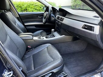 BMW E91 320i 110kW Kůže Navi Automat Panorama ALU R17 - 12