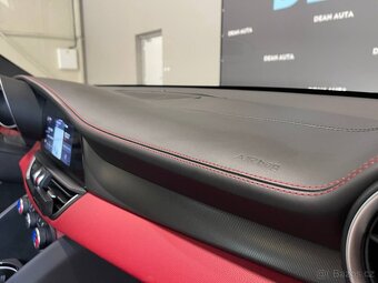 Alfa Romeo Giulia 12.2020 2.0 280k Veloce ČR DPH - 12