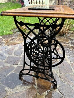 Starý šicí stroj - 12