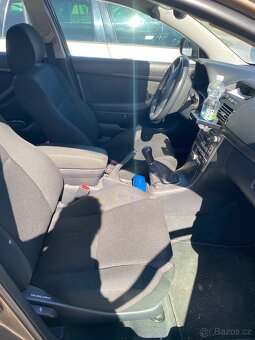 Toyota Avensis liftback - 12
