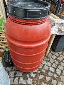 Kanystry plast 20Ltr. Bílé a modré za 60Kč, 15Ltr. 50Kč. PM - 12
