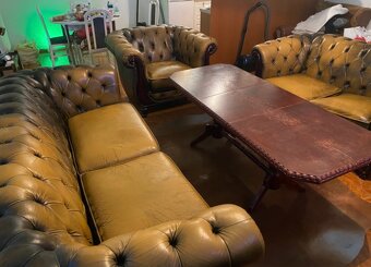 Kožený set Chesterfield, kancelářská židle, stolek - 12