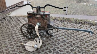 Historická dvoukolová ruční hasičská stříkačka - 12