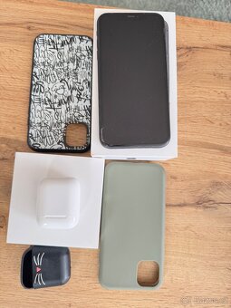 Iphone 11, 64 gb+ Airpods 1.generace - 12