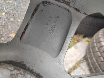 Prodám orig alu 15 škoda Octavia 2 5x112 ET 47 zimní pneu - 12