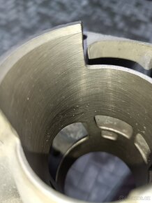 Válec ČZ 125/519 nebo vodítka řetězu za levý kluzák - 12