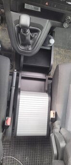 Toyota Proace Box/úložný prostor mezi sedačky - 12