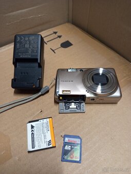 FUJIFILM.  FINEPIX  F80 EXR - 12