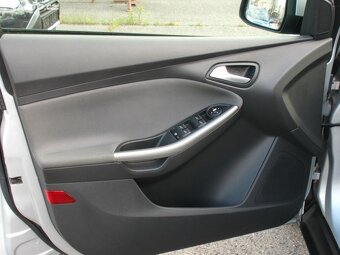 Ford Focus 1,6 16V kombi parksenzory,vyhřív sedadla,serviska - 12