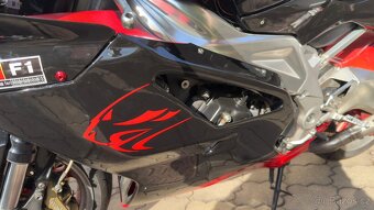 Aprilia RSV 1000 R - 12