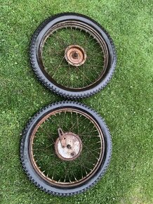 Zadní kolo Jawa Special, přední ČZ 125c - 12
