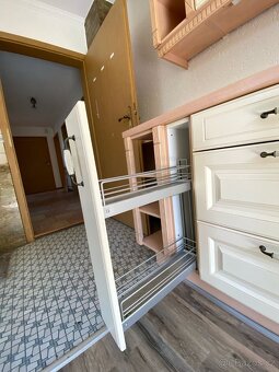 moderní kuchyňská linka se spořebiči - 12