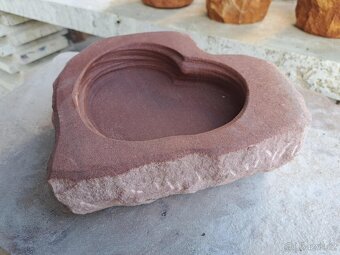 Pítko ve tvaru srdce z červeného pískovce - 12