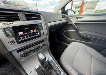 Volkswagen Golf TDI DSG F1 81kW XENONY R19 nafta manuál - 12