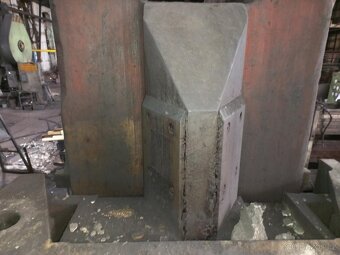 Hydraulický lis ŽĎAS LVH 2500 (948) - 12