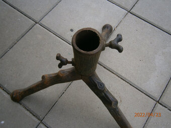 retro vánoční ozdoby,litinový stojan na stromek - 12