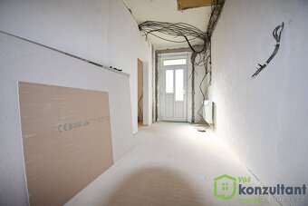 Prodej rodinného domu v rekonstrukci, 560 m2, CP 993 m2 - Ro - 12