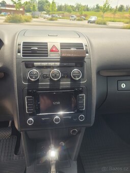 Volkswagen Touran - 12