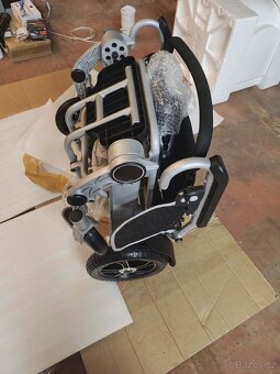 Skládací elektrický invalidní vozík - 12