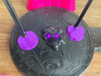 Monster high podium se světelnými efekty - 12