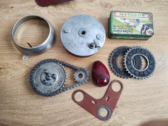 Prodám náhradní díly na motocykl JAWA 550 pařez a jawa 555 - 12