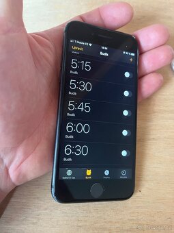 Balicek Iphonů, SE16gb, 2x8 64gb - 12