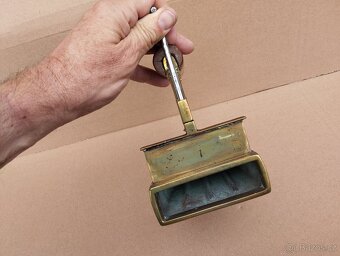 Stará zachovalá mosazná žehlička č.7 (vzadu značenÍ 7) - 12