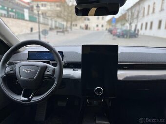 Ford Mustang Mach-E RWD, dojezd 400km,nové auto  - 12