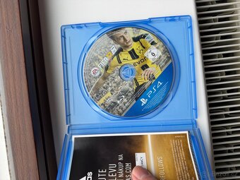 Prodám PS4 1TB - 12