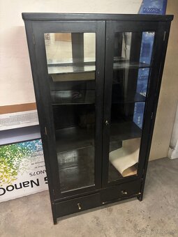 Starší vitrína se skleněnými dveřmi – vintage styl - 12