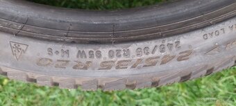 Zimní pneu 275 30r20 . 2kusy zánovní dot 2023 - 12