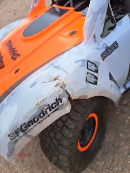 Prodám Traxxas UDR, nabíječka + 2 baterie a nové kola - 12
