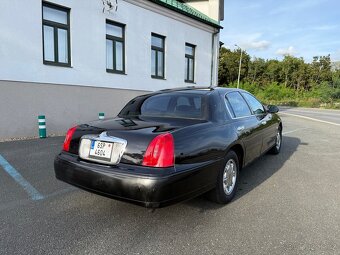 1998 Lincoln Town Car Signature Series - 12