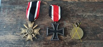 Medaile, vyznamenání, odznaky. - 12