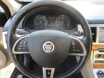 JAGUAR XF 2,2D 147kw Sportbrake Automat 12/2013 kroupy - 12