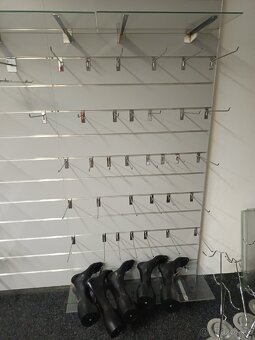 Vybavení obchodu - drážkové panely, pult, skříň - 12