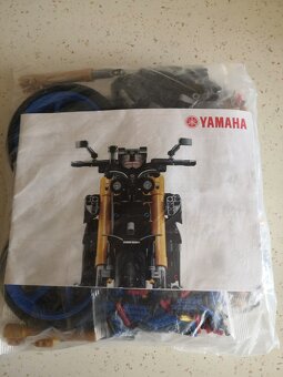 Stavebnice motocyklu Yamaha MT 10 - 12