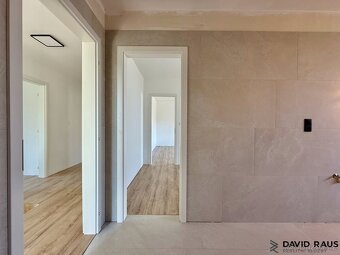 Prodej  rodinného domu 5+kk (211 m2) s garáží,  pozemek 467  - 12