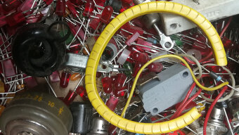 Diody, triaky, spínače, ampérmetry, ledky, odpory. - 12