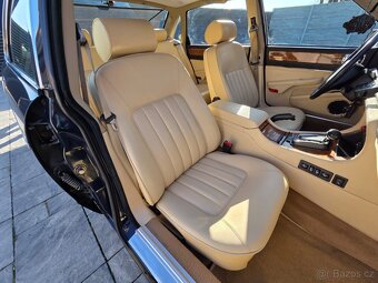 Jaguar Daimler XJ40 - 12