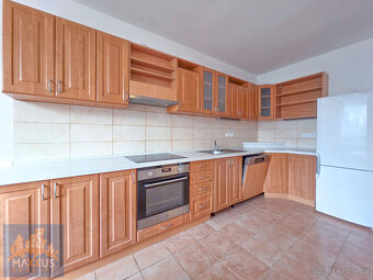 Pronájem prostorného pokoje (30 m2), Praha 8 - Čimice, ul. J - 12